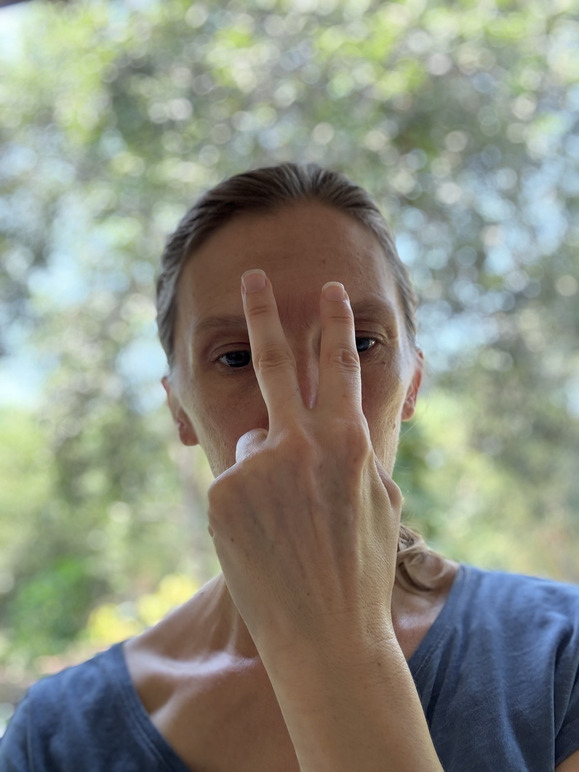 Bhavani a pratiquer les pranayamas avec le nasagra mudra