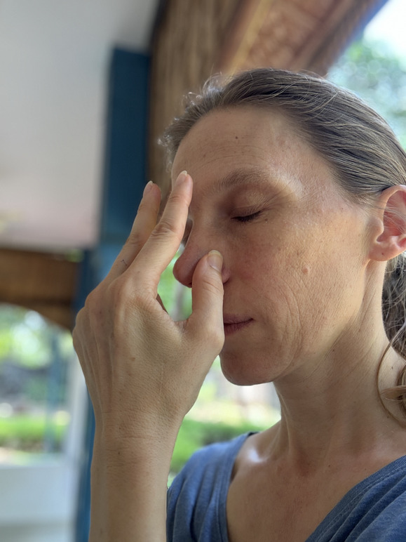 Bhavani bouche la narine droite dans le mudra nasagra