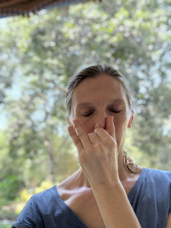 Bhavani, professeur de yoga, réalise le vishnu mudra durant la pratique de pranayama