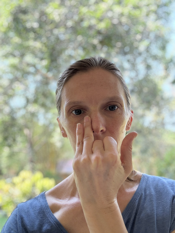 Bhavani réalise le vishnu mudra durant la pratique de Anuloma Viloma.